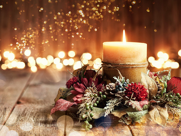 Stimmungsvolles Bild mit brennender Kerze in der Adventszeit