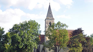Kirche im Hintergrund